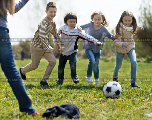 Children play with ball outdoors in spring. Стоковое фото, фотограф Татьяна Яцевич / Фотобанк Лори
