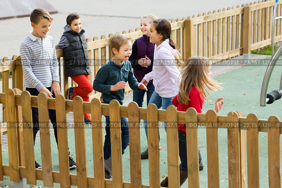 Children playing romp game Touch-last. Стоковое фото, фотограф Яков Филимонов / Фотобанк Лори