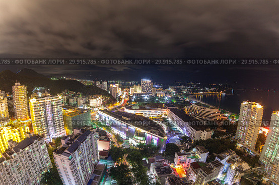 China, Hainan Island, Dadonghai Bay - December 1, 2018: Night view of Dadonghai Bay, "Winter and Summer" shopping center, editoria. Стоковое фото, фотограф Evgenii Mitroshin / Фотобанк Лори