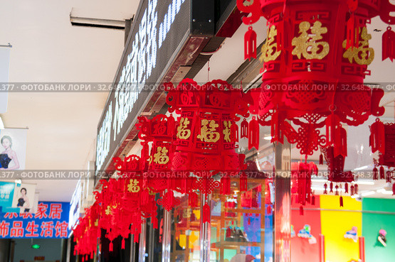 China, Heihe, July 2019: Chinese red lanterns at Huafu shopping center. Редакционное фото, фотограф Катерина Белякина / Фотобанк Лори