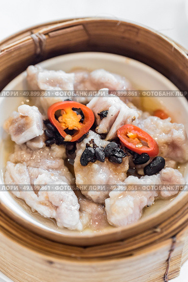 Chinese dim sum Black bean steamed pork ribs - Steamed Chinese groumet cuisine. Стоковое фото, агентство Ingram Publishing / Фотобанк Лори