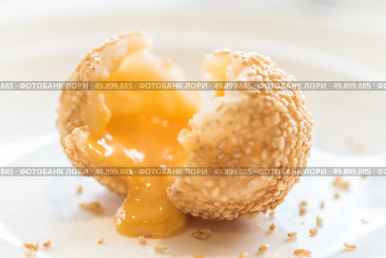 Chinese dim sum Fried sesame balls stuff with custard lava - Chinese groumet cuisine. Стоковое фото, агентство Ingram Publishing / Фотобанк Лори