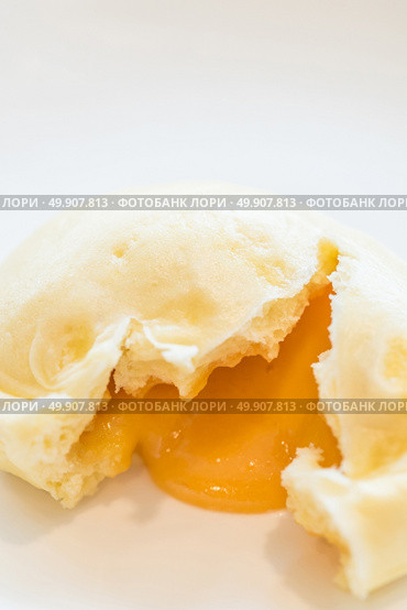Chinese dim sum yolk lava Bun - Steamed Chinese groumet cuisine. Стоковое фото, агентство Ingram Publishing / Фотобанк Лори