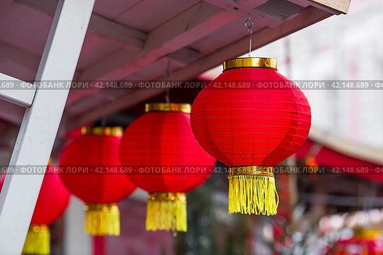 Chinese red Christmas lanterns on Tverskaya Street in Moscow. Close-up. The first ever meeting of the Chinese New Year 2024 in Moscow. Стоковое фото, фотограф Photojuli / Фотобанк Лори