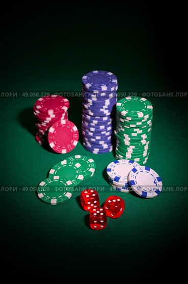 Chips and dices on green table. Стоковое фото, агентство Ingram Publishing / Фотобанк Лори