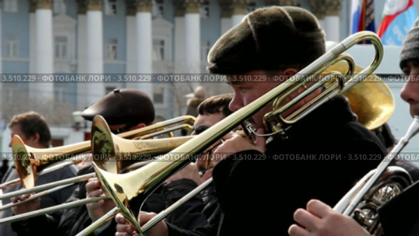Читинский духовой оркестр играет на первомайской демонстрации (2012 год). Редакционное видео, видеограф Евгений / Фотобанк Лори