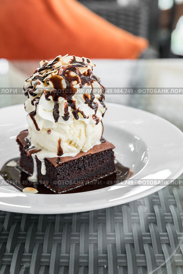 Chocolate Brownie with Ice cream and fudge. Стоковое фото, агентство Ingram Publishing / Фотобанк Лори