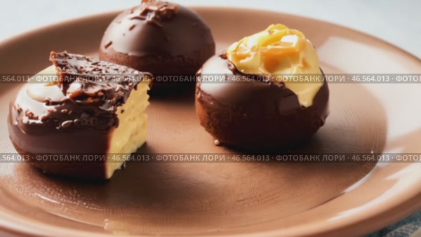 Chocolate cake with a cut piece and blade on gray background, closeup. The concept of healthy and proper nutrition, healthy lifestyle, cooking, recipes of favorite dishes, 4k. Стоковое AI-видео, аниматор ALLA YURTAYEVA / Фотобанк Лори