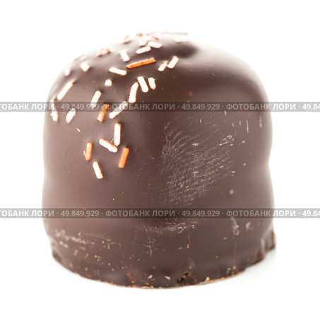 Chocolate coated marshmallow isolated on white background. Стоковое фото, агентство Ingram Publishing / Фотобанк Лори