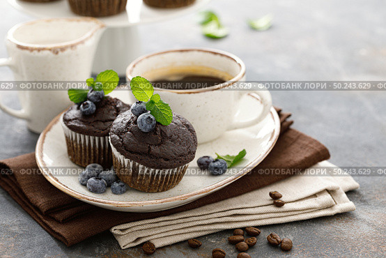 Chocolate muffins with fresh blueberry and cofee cup for breakfast. Стоковое фото, агентство Ingram Publishing / Фотобанк Лори