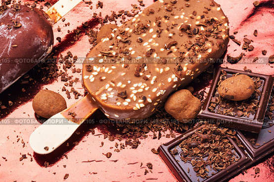 Chocolate popsicle ice cream.Chocolate ice cream on stick. Chocolate ice lolly. Стоковое фото, агентство Ingram Publishing / Фотобанк Лори