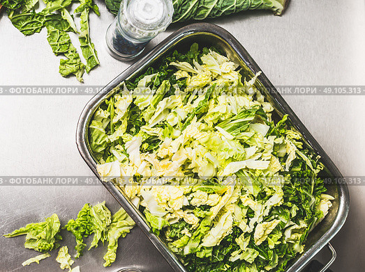 Chopped Savoy cabbage in metal bowl, preparation, top view. Healthy Eating and diet food concept. Стоковое фото, агентство Ingram Publishing / Фотобанк Лори