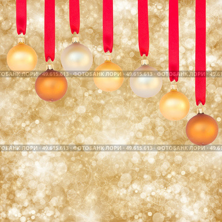 chrismas balls on golden background with sparkles. Стоковое фото, агентство Ingram Publishing / Фотобанк Лори