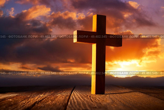 Christian wood cross on sunset sky wooden made. Стоковое фото, агентство Ingram Publishing / Фотобанк Лори