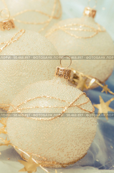 Christmas ball baubles with silver and gold decoration. Стоковое фото, агентство Ingram Publishing / Фотобанк Лори