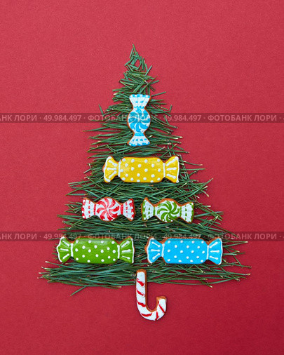 Christmas card with fir-tree needles and sweets of Christmas cookies. Postcard Happy New Year.. Christmas card with fir-tree needles and sweets of  cookies. Стоковое фото, агентство Ingram Publishing / Фотобанк Лори