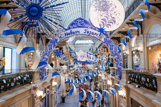 Christmas decoration of the streets. Beautiful festive landscapes in the city. GUM. The central store on Red Square. Decoration in the style of Gzhel. Moscow, December 2023. Редакционное фото, фотограф Photojuli / Фотобанк Лори