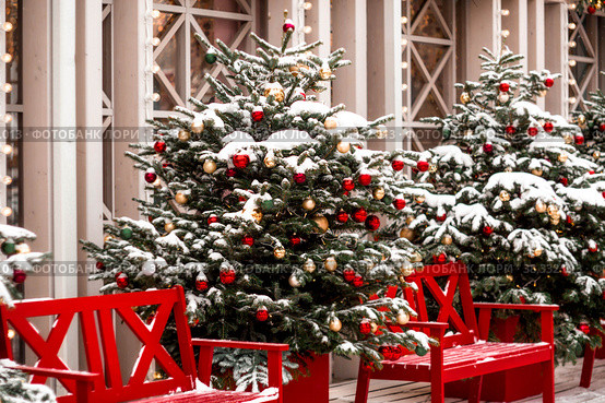 Christmas decoration of the streets in classic red and green tones. Beautiful festive landscapes in Moscow on Tverskaya street. Decorated Christmas trees. (2018 год). Стоковое фото, фотограф Photojuli / Фотобанк Лори