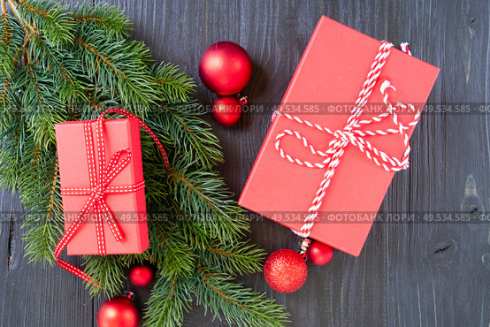 Christmas flat lay scene with red git box and green evergreen twigs, Christmas celebration and gift giving concept. Christmas flat lay scene with golden decorations. Стоковое фото, агентство Ingram Publishing / Фотобанк Лори