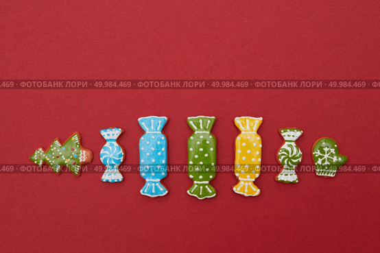 Christmas gingerbread cookies in icing on a red background with space for text. Christmas gingerbread cookies with icing. Стоковое фото, агентство Ingram Publishing / Фотобанк Лори