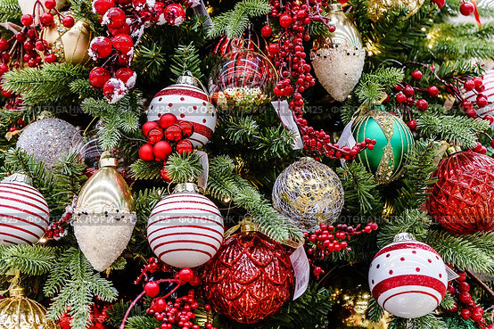 Christmas tree decorated with red and white toys. Стоковое фото, фотограф Галина Царькова / Фотобанк Лори