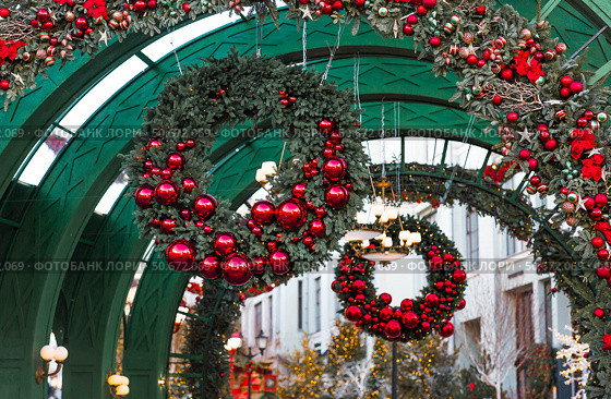 Christmas wreath. Christmas decorations in the interior. Concept of preparation for Christmas and New Year 2026. Стоковое фото, фотограф Photojuli / Фотобанк Лори