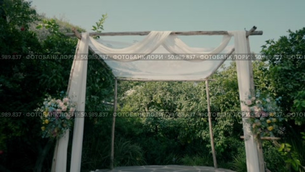 Chuppah in a beautiful garden. Стоковое видео, видеограф Tatiana Malinsky / Фотобанк Лори