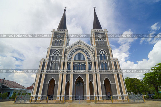 Church Catholic Church in Chantaburi province against the backdrop of a beautiful sky, Thailand. Стоковое фото, агентство Ingram Publishing / Фотобанк Лори