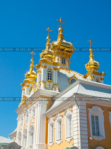 Church of grand palace in Peterhof, Russia. sunny day. Редакционное фото, агентство Ingram Publishing / Фотобанк Лори