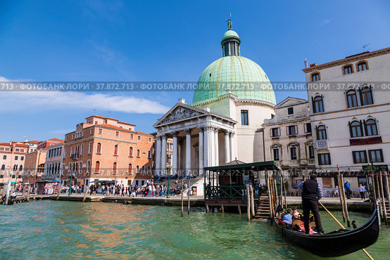 Church of the 18th century San Simeone Piccolo on the embankment of the Grand Canal in Venice. Italy (2017 год). Редакционное фото, фотограф Наталья Волкова / Фотобанк Лори