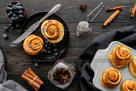 cinnamon rolls arrangement top view. Стоковое фото, агентство Ingram Publishing / Фотобанк Лори