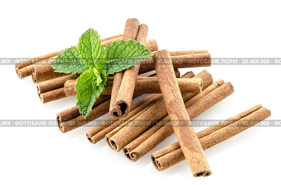 Cinnamon sticks on white reflective background. Стоковое фото, агентство Ingram Publishing / Фотобанк Лори