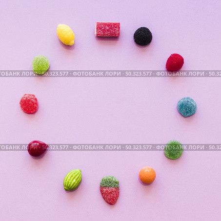 circle made with sugar jelly candies pink background. Стоковое фото, агентство Ingram Publishing / Фотобанк Лори