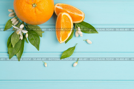 Citrus fresh fruits on wooden table background. Стоковое фото, агентство Ingram Publishing / Фотобанк Лори