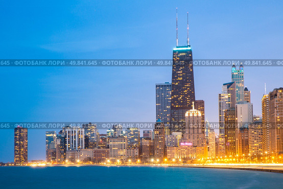 City of Chicago downtown and Lake Michigan at dusk. Стоковое фото, агентство Ingram Publishing / Фотобанк Лори