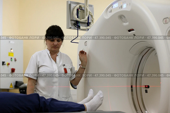 City of Gomel, Belarus May 31, 2017.Main medical hospital.An unknown woman is made magneto-resonant therapy.Medical examination of the body. Редакционное фото, фотограф Лазаренко Светлана / Фотобанк Лори