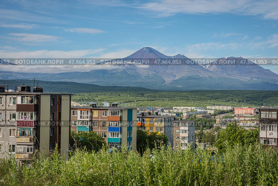 City with a volcano in the background. Стоковое фото, фотограф Олег Спиридонов / Фотобанк Лори