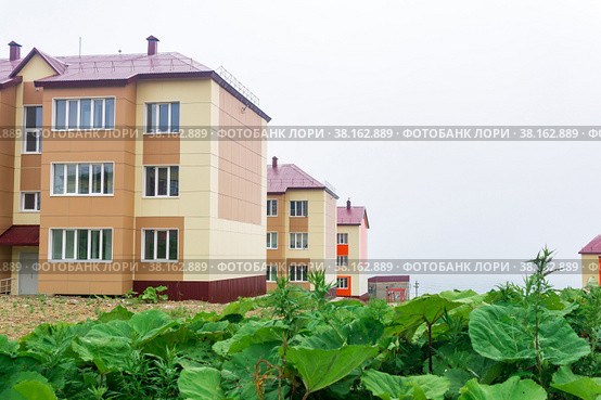 Cityscape of Yuzhno-Kurilsk town on the island of Kunashir on a cloudy day. Стоковое фото, фотограф Евгений Харитонов / Фотобанк Лори