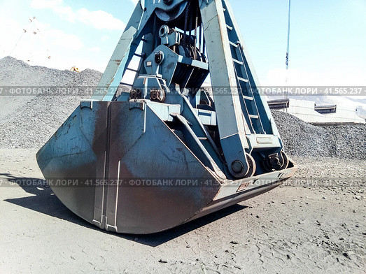 Clamshell bucket in the cargo port. Bucket for loading coal. Стоковое фото, фотограф Леонид Еремейчук / Фотобанк Лори