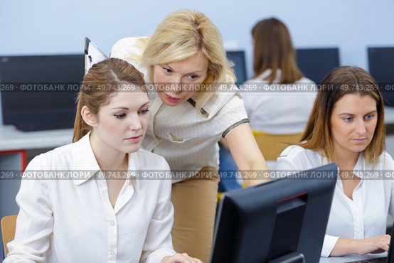 class of women in front of computer scree. Стоковое фото, агентство Ingram Publishing / Фотобанк Лори