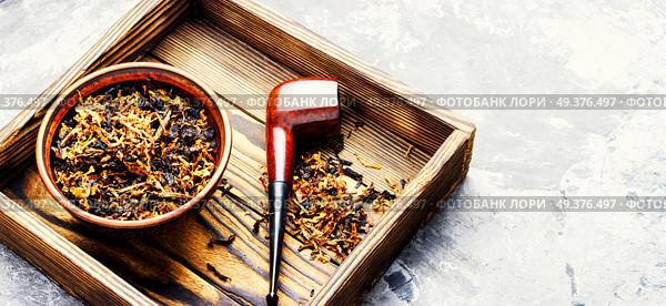 Classic tobacco smoking pipe with dried tobacco.Smoking.. Smoking pipe and tobacco. Стоковое фото, агентство Ingram Publishing / Фотобанк Лори