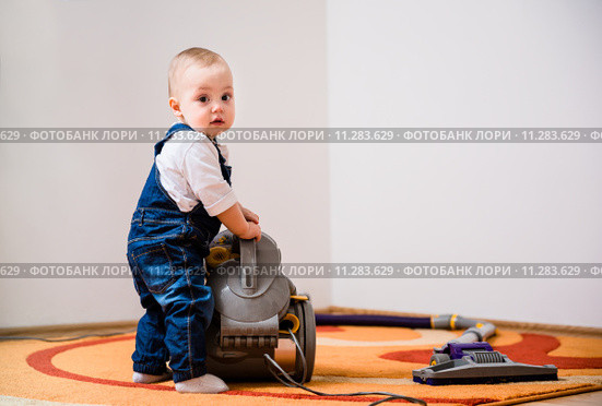 Cleaning home - baby with vacuum cleaner. Стоковое фото, фотограф Martin Novak / Smarterpix / Фотобанк Лори