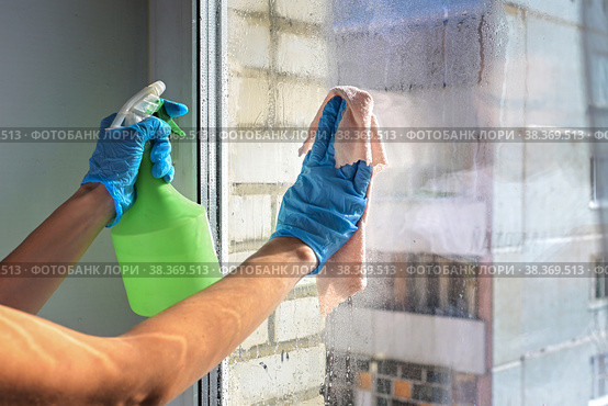 Cleaning window pane with detergent, spring cleaning concept. Стоковое фото, фотограф Вербицкая Светлана / Фотобанк Лори