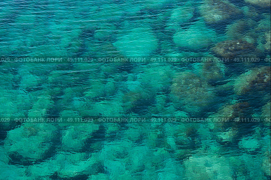 Clear sea water with pebbles. Стоковое фото, агентство Ingram Publishing / Фотобанк Лори