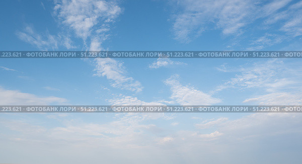 Clear sky with scattered white clouds. The clouds. Стоковое фото, фотограф Екатерина Золина / Фотобанк Лори