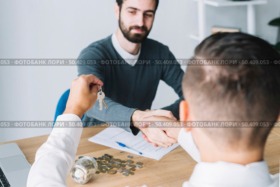 client shaking hand agent looking keys. Стоковое фото, агентство Ingram Publishing / Фотобанк Лори