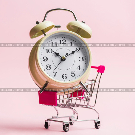 close up alarm clock trolley pink background. Стоковое фото, агентство Ingram Publishing / Фотобанк Лори