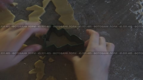 Close-up, child hands making gingerbread cookies. Стоковое видео, видеограф Терехова Марина / Фотобанк Лори
