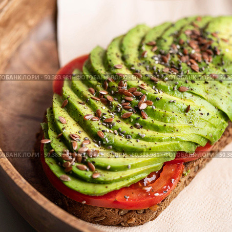 close up delicious avocado toast plate. Стоковое фото, агентство Ingram Publishing / Фотобанк Лори