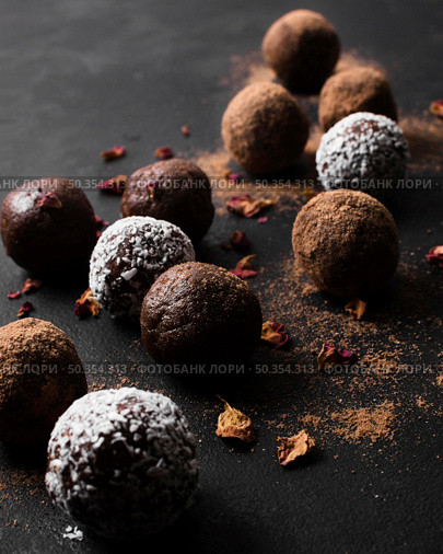 close up delicious chocolate truffles ready be served. Стоковое фото, агентство Ingram Publishing / Фотобанк Лори
